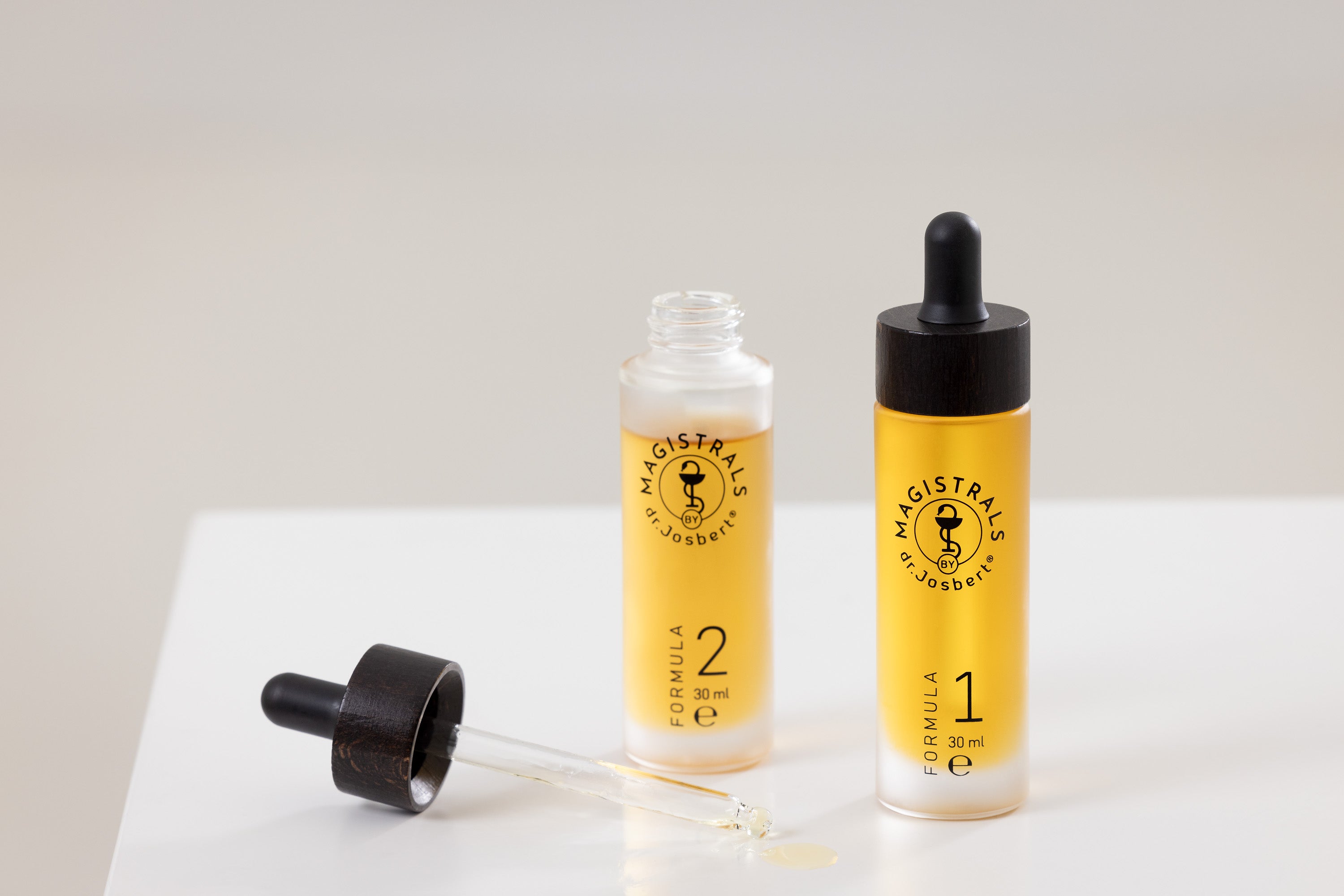 waterless oil serums that are can uniquely be personalized to cater for individual skin challenges and personal preferences, formulated on the spot